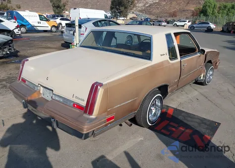 1982 Oldsmobile Cutlass Supreme Brougham z USA, uszkodzony, nr VIN 1G3AM47A6CM477902